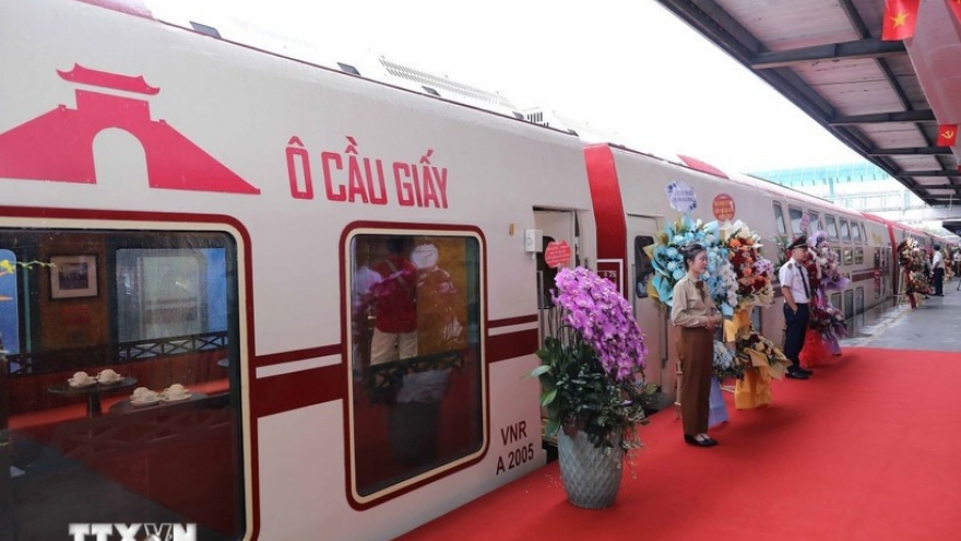 Australian writer shares impressions of Hanoi’s “Five City Gates” tourist train