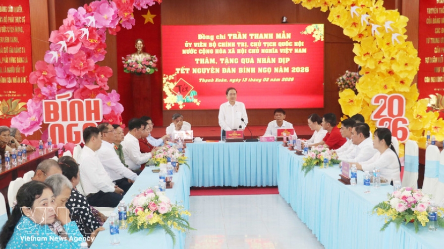 NA Chairman presents Tet gifts to disadvantaged families in Can Tho