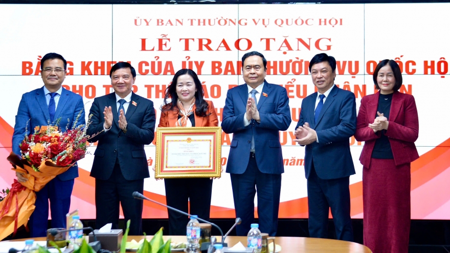 Chủ tịch Quốc hội Trần Thanh Mẫn trao tặng Bằng khen cho Báo Đại biểu Nhân dân