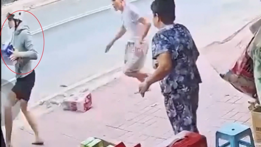 Phẫn nộ 2 thanh niên giằng co, cướp bia của ông bà bán tạp hóa ở TP.HCM