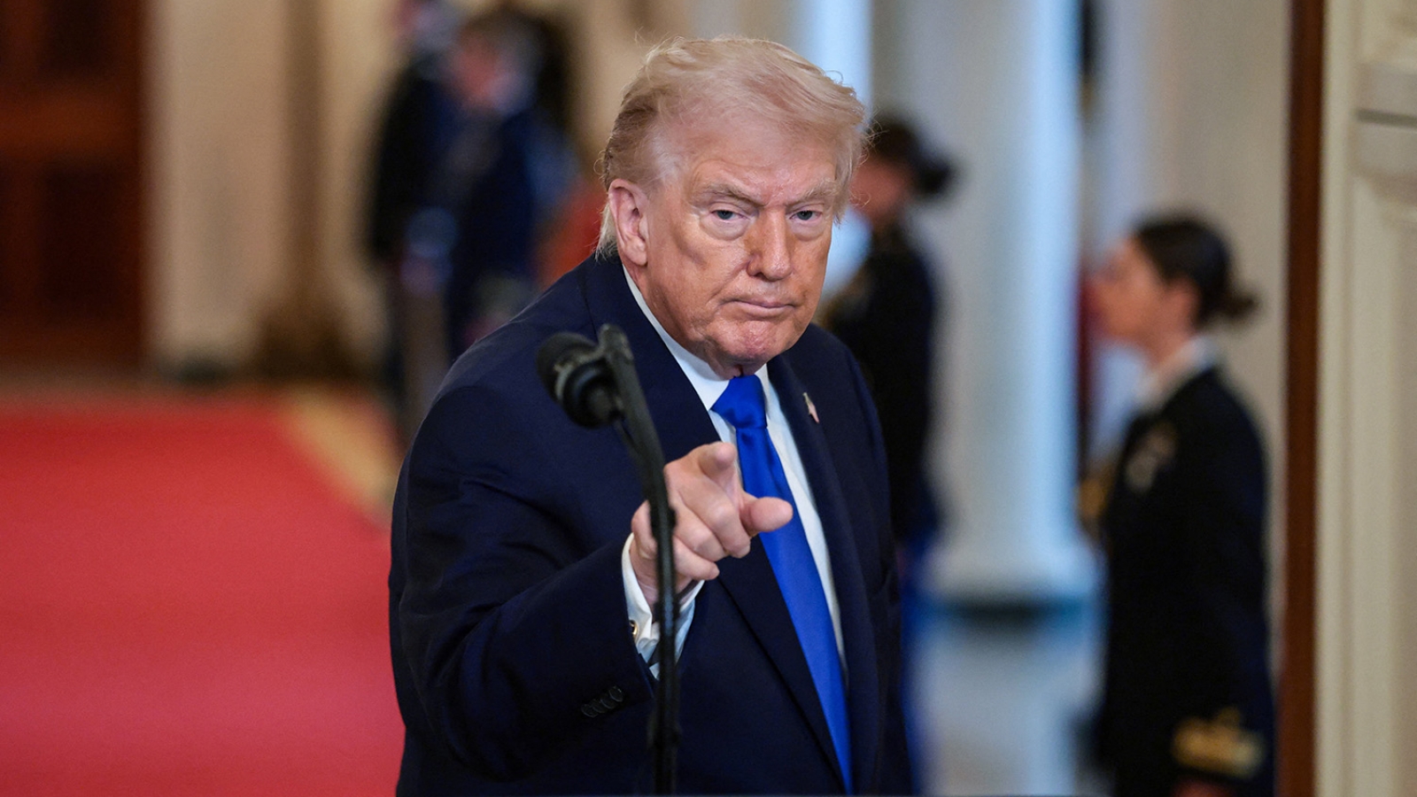 Ông Trump cân nhắc không kích Iran, chờ đánh giá từ các đặc phái viên