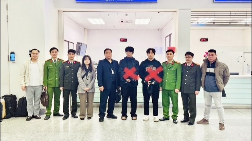 Bắt giữ, bàn giao hai đối tượng Hàn Quốc bị Interpol truy nã