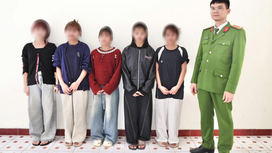 Nghe lời người lạ trên mạng, 5 học sinh lớp 8 bỏ nhà đi làm thuê