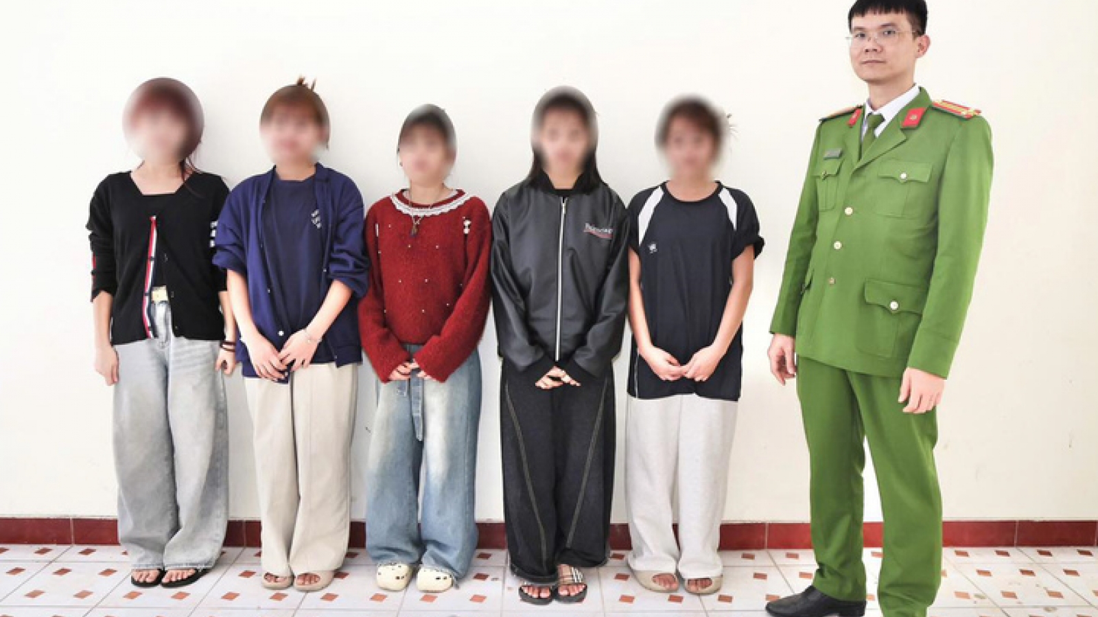 Nghe lời người lạ trên mạng, 5 học sinh lớp 8 bỏ nhà đi làm thuê