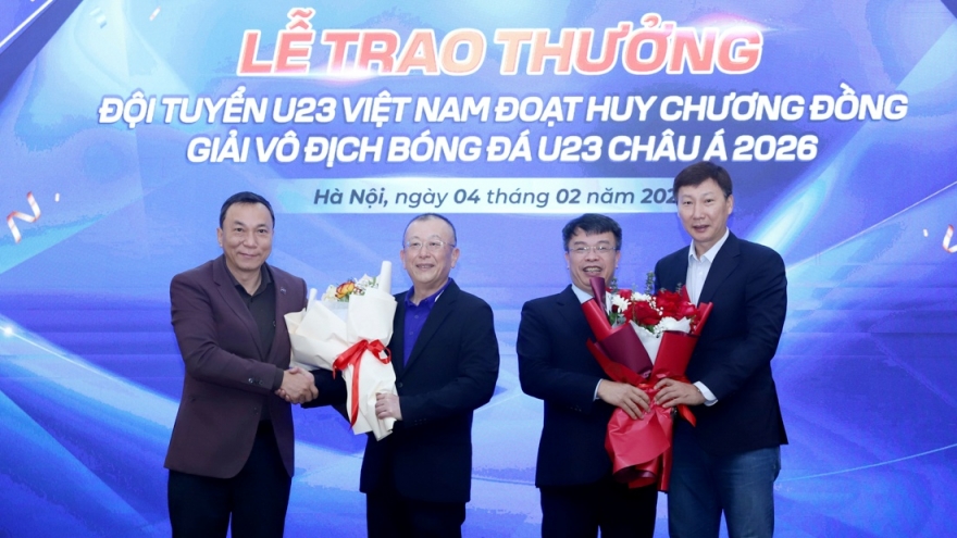 HLV Kim Sang Sik cùng U23 Việt Nam nhận thưởng lớn