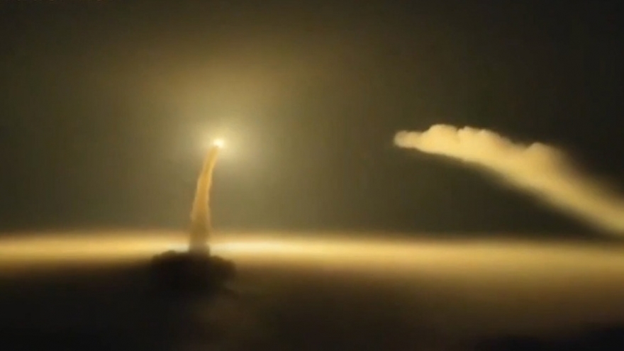 Ukraine tập kích kho đạn lớn của Nga bằng tên lửa Flamingo