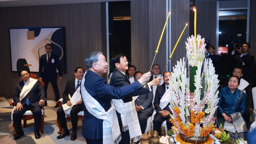Top Lao leader hosts banquet for Vietnamese Party chief