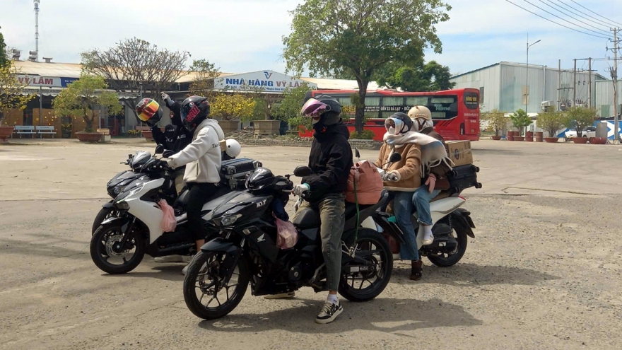 Dòng xe máy xuyên đêm về quê: Người lao động ước mong sum họp