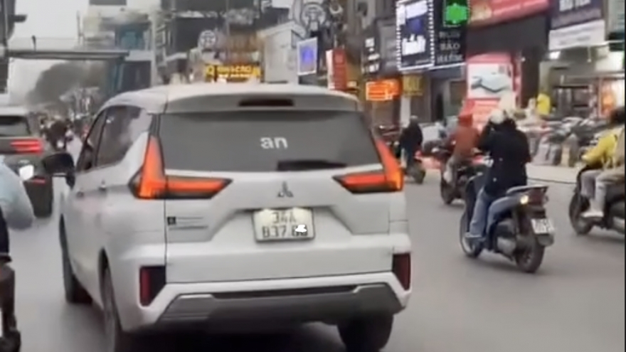 Ô tô có bảng đèn led hiện dòng chữ xúc phạm công an, tài xế nói do bị "hack"