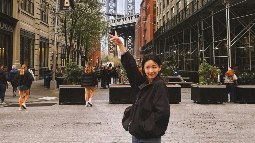 Chân dung cựu thần tượng K-pop rời showbiz để trở thành tiếp viên hàng không