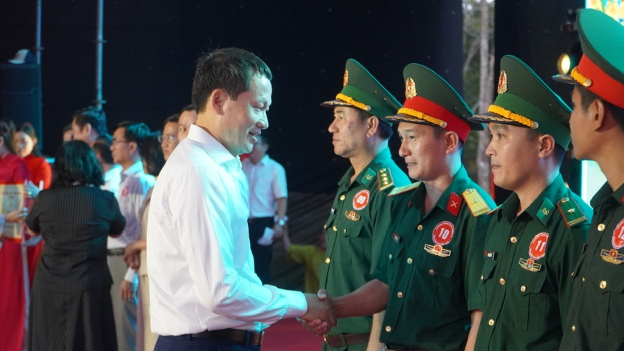 Đồng Nai mang tết sớm đến đồng bào, chiến sĩ vùng biên