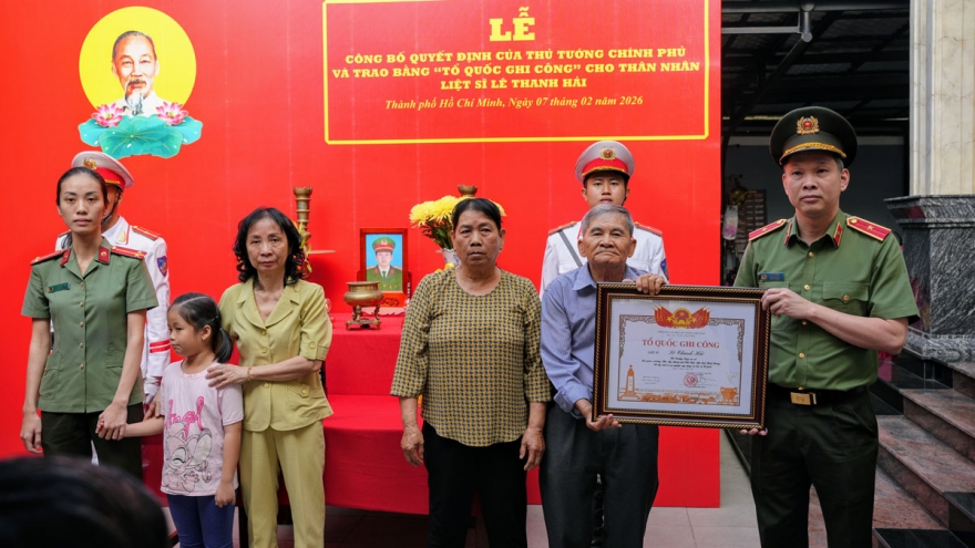 Trao bằng Tổ quốc ghi công cho Đại úy hy sinh khi vây bắt "cát tặc"