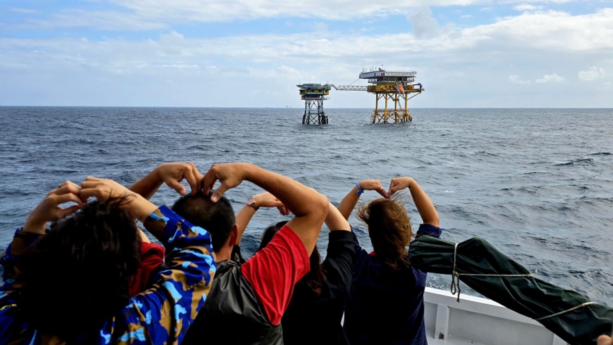 Những lời chúc xuyên sóng và “cái bắt tay” qua loa (kỳ 4)