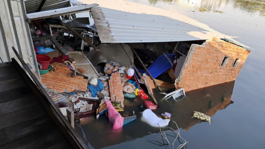 Giải cứu 2 người bị thương mắc kẹt trong căn nhà sập ở TP.HCM