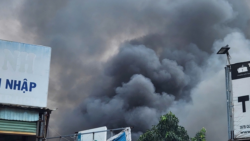 Cháy lớn nhà dân ở TP.HCM, khói đen bốc cao hàng chục mét