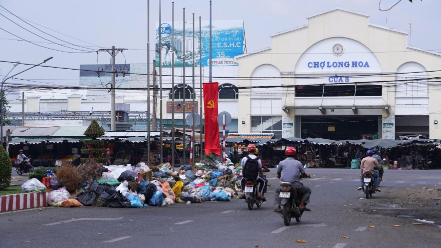 Rác ùn ứ cận Tết, dân Tây Ninh mòn mỏi chờ thu gom