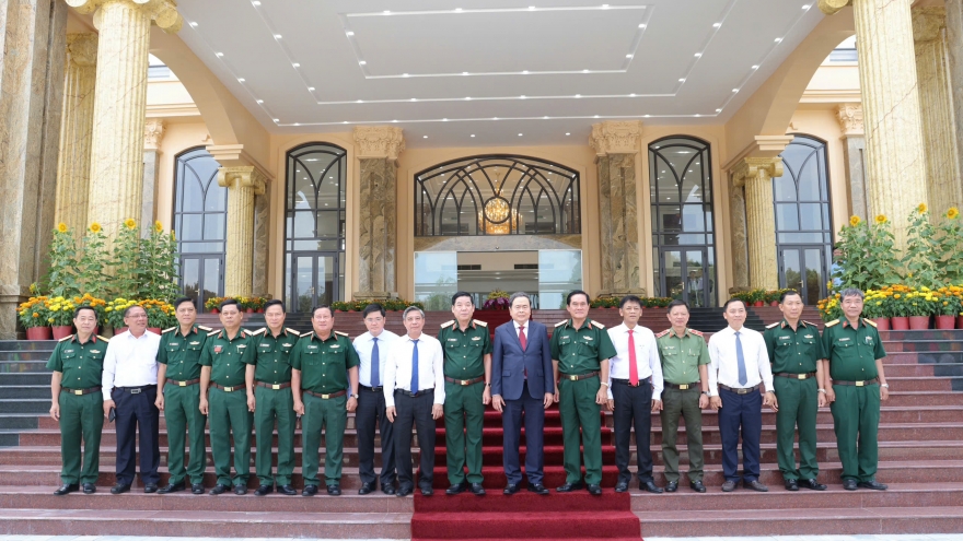 Chủ tịch Quốc hội Trần Thanh Mẫn thăm, tặng quà Đảng ủy - Bộ Tư lệnh Quân khu 9