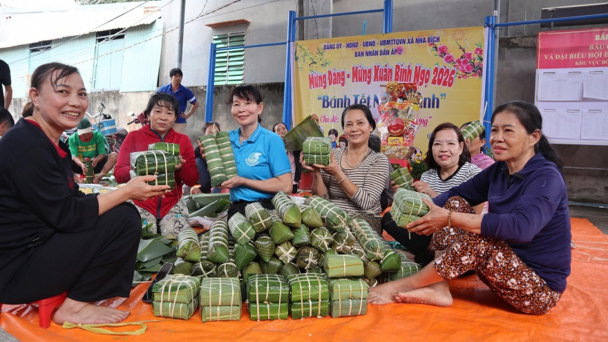 Khi những món quà nhỏ "dệt nên" niềm vui lớn dịp Tết Bính Ngọ