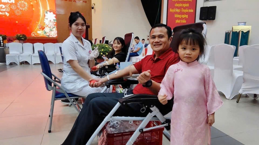 Vợ chồng rủ nhau du xuân tại Viện Máu, trao "lì xì sự sống" đầu năm