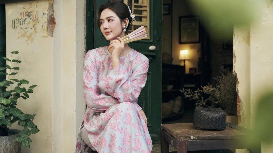 Phan Minh Huyền diện áo dài rạng rỡ dịp Tết