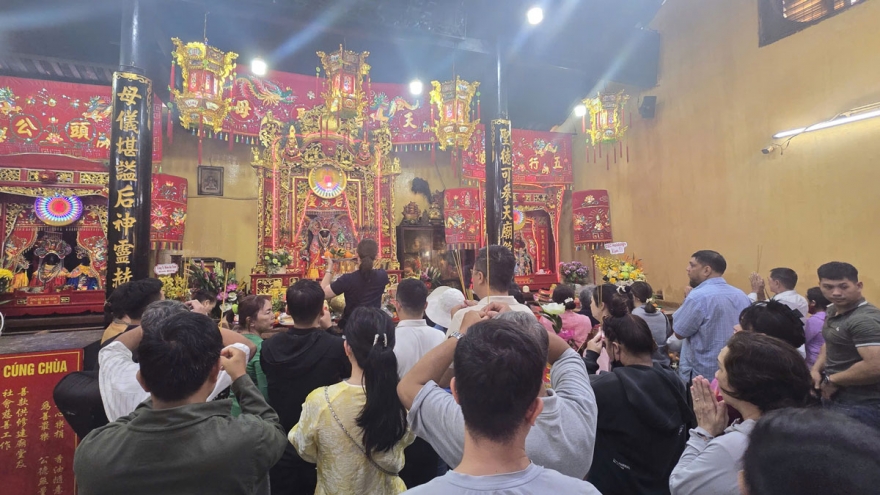 Miếu Bà Thiên Hậu ở Bình Dương cũ đón hơn 200.000 lượt khách dịp đầu năm