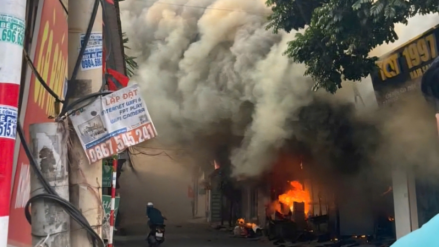 Hà Nội: Cháy lớn do nổ cầu dao điện