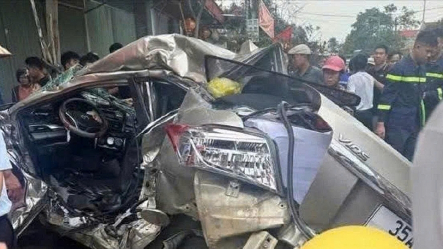 Xe ô tô con bẹp dúm sau va chạm với xe bồn, 3 người thương vong