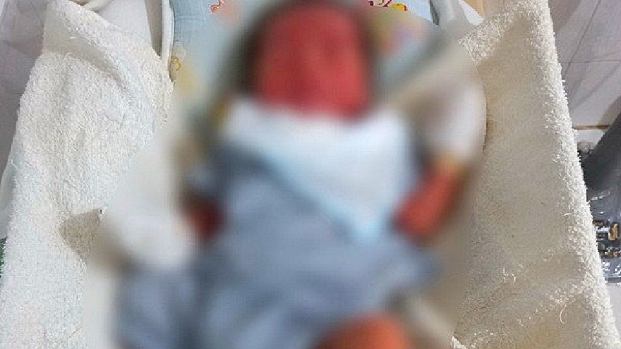 Lời nhắn bên cạnh bé trai sơ sinh bị bỏ rơi tại Nghệ An