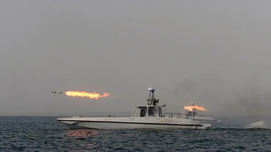 Tàu container thứ tư bị trúng đạn gần eo biển Hormuz