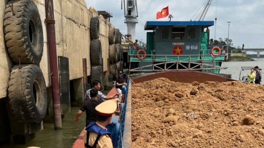 Phát hiện tàu chuyển 700 m³ đất “không giấy tờ” trên sông Hồng tại Ninh Bình