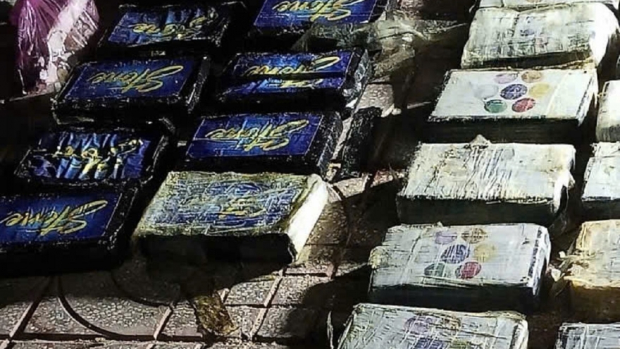 Phát hiện túi ni lông có 24 bánh chứa tinh thể nghi là ma túy