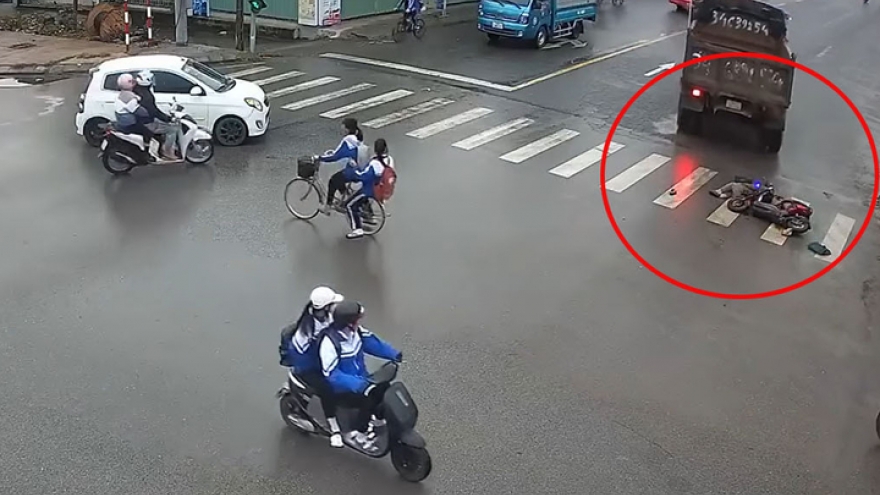 Xe tải tông xe máy điện, hai bà cháu bị thương vong ở Hải Phòng