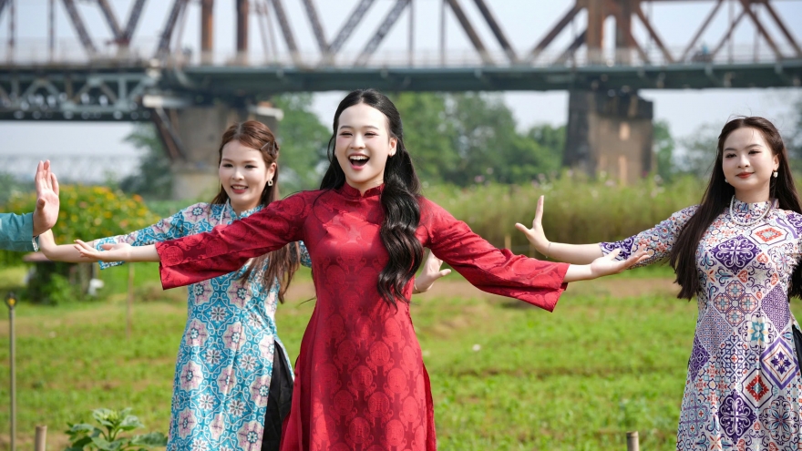 Món quà 8/3 đặc biệt của giải Nhất Tiếng hát Hà Nội 2025 tặng mẹ và cô giáo