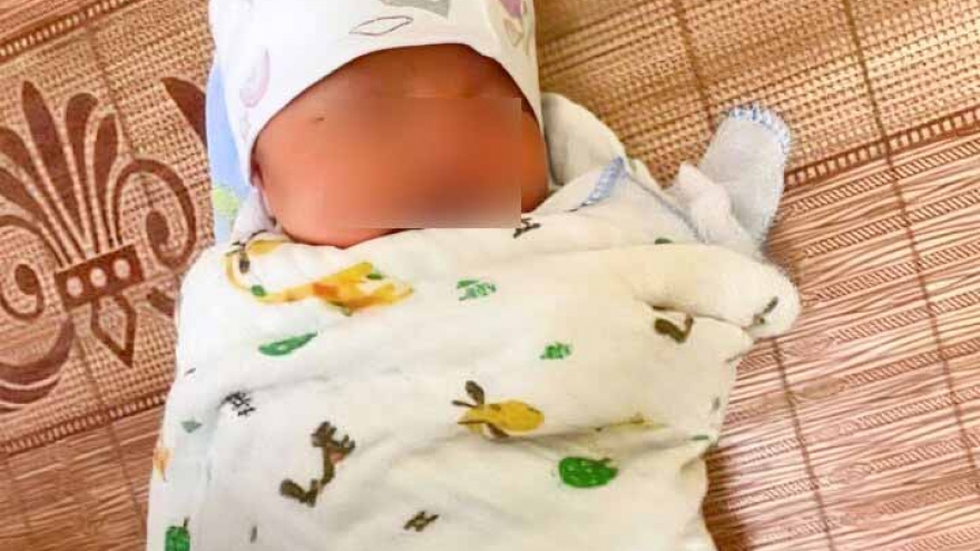 Bé gái sơ sinh ở Bắc Ninh bị bỏ rơi ven đường