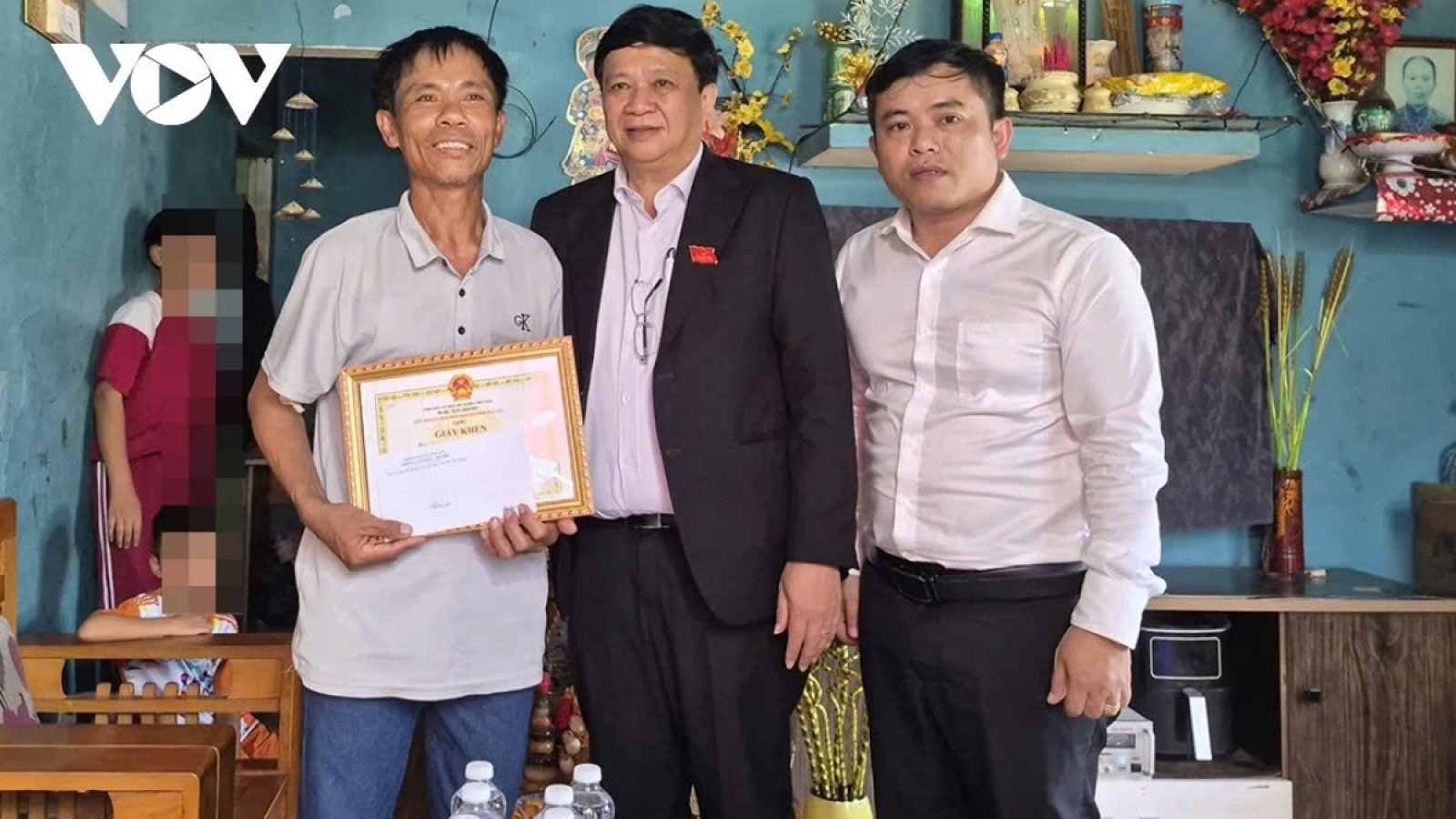 Biểu dương người đàn ông dũng cảm cứu 2 em nhỏ bị đuối nước ở Đà Nẵng
