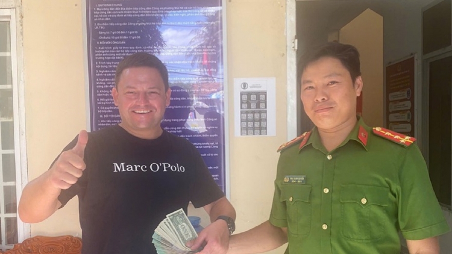 Trao lại tiền đánh rơi cho khách nước ngoài tại phường Mũi Né, Lâm Đồng