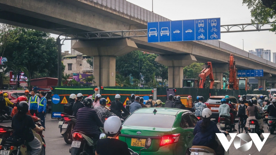 Hà Nội: Rào chắn khắp nơi, giao thông chật vật