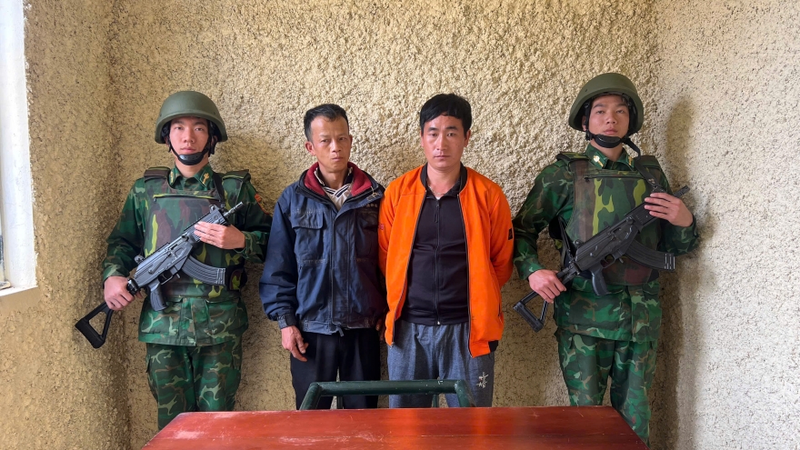 Bắt 2 đối tượng nhận 4 triệu đồng đưa người nhập cảnh trái phép từ Lào