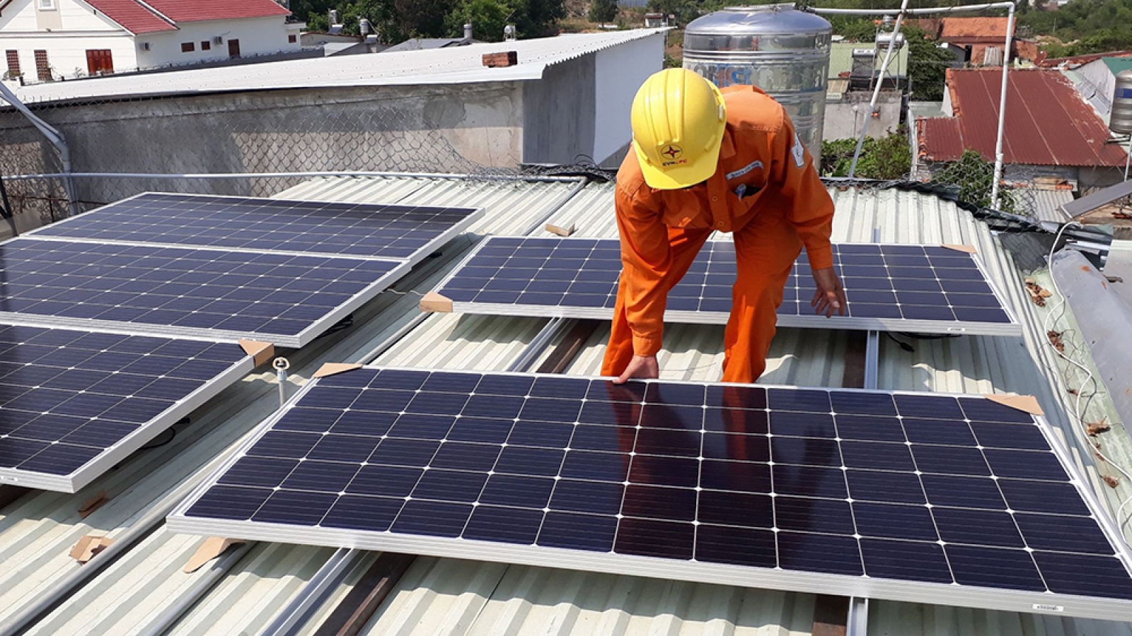 Điện mặt trời có giúp giảm rủi ro trước biến động giá năng lượng?