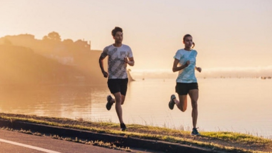 Chạy 30 phút buổi sáng hay đi bộ 60 phút buổi tối tốt cho sức khỏe hơn?