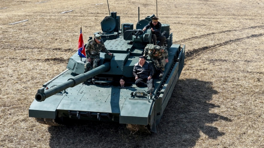 Triều Tiên đăng tải hình ảnh con gái nhà lãnh đạo Kim Jong Un lái xe tăng