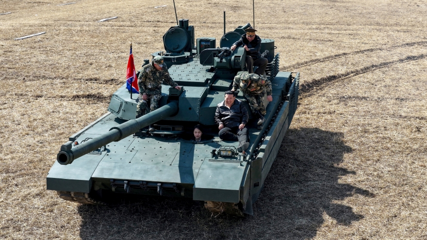 Triều Tiên đăng tải hình ảnh con gái nhà lãnh đạo Kim Jong Un lái xe tăng
