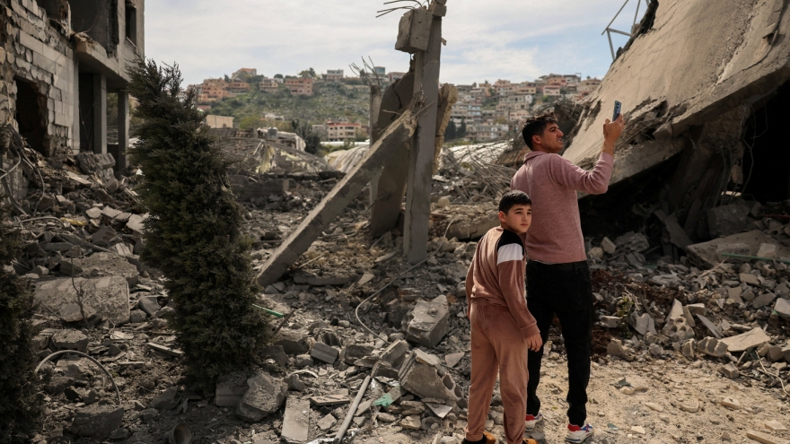 Iran tăng cường tấn công Israel và các nước Vùng Vịnh, Houthi tham chiến