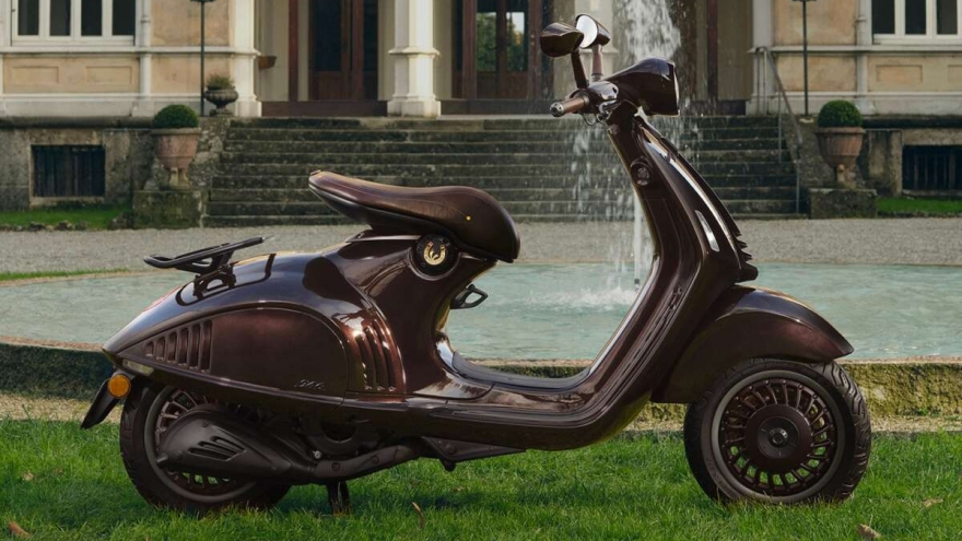 Cận cảnh Vespa 946 Horse phiên bản kỷ niệm năm Bính Ngọ, giá hơn 600 triệu đồng