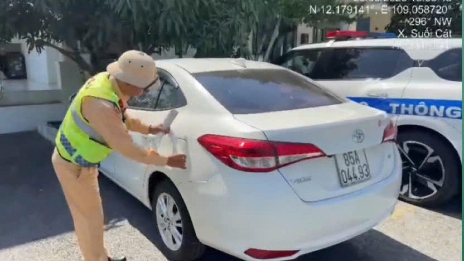 Xử phạt tài xế và chủ xe 27 triệu đồng vì đi xe hết hạn đăng kiểm trên cao tốc