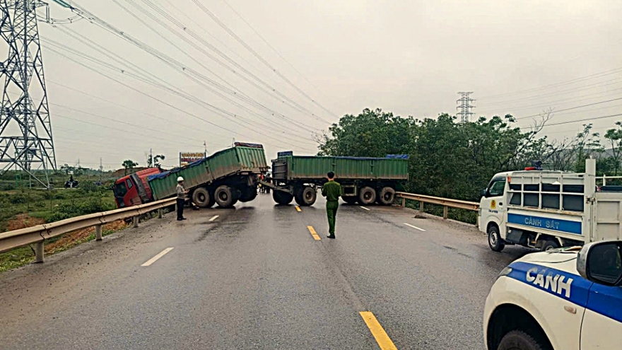 2 phụ nữ tử vong sau cú va chạm giữa xe đầu kéo và xe máy