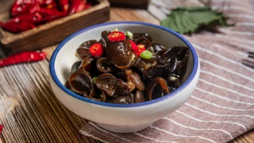 Chỉ ngâm mộc nhĩ trong nước, coi chừng bạn đang ăn phải trứng côn trùng