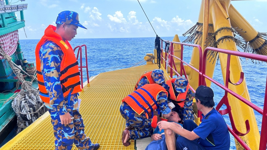 Nhà giàn DK1/11 cấp cứu kịp thời ngư dân nghi tai biến trên biển