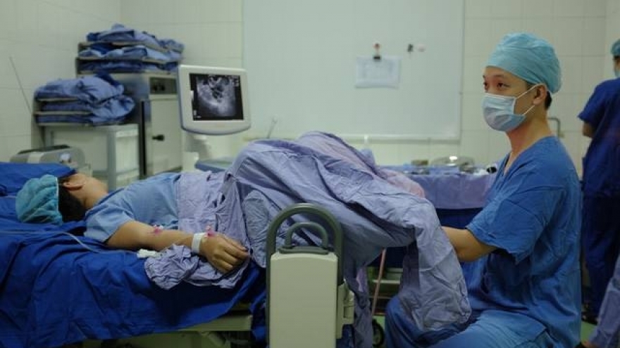 Suy tuyến yên có thể “đánh cắp” cơ hội làm cha mẹ