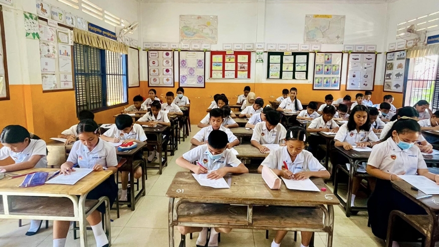 Campuchia cấm học sinh sử dụng điện thoại di động trong trường học